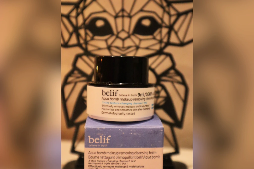 mydełko do demakijażu Belif Aqua Bomb 9 ml na tle Grogu