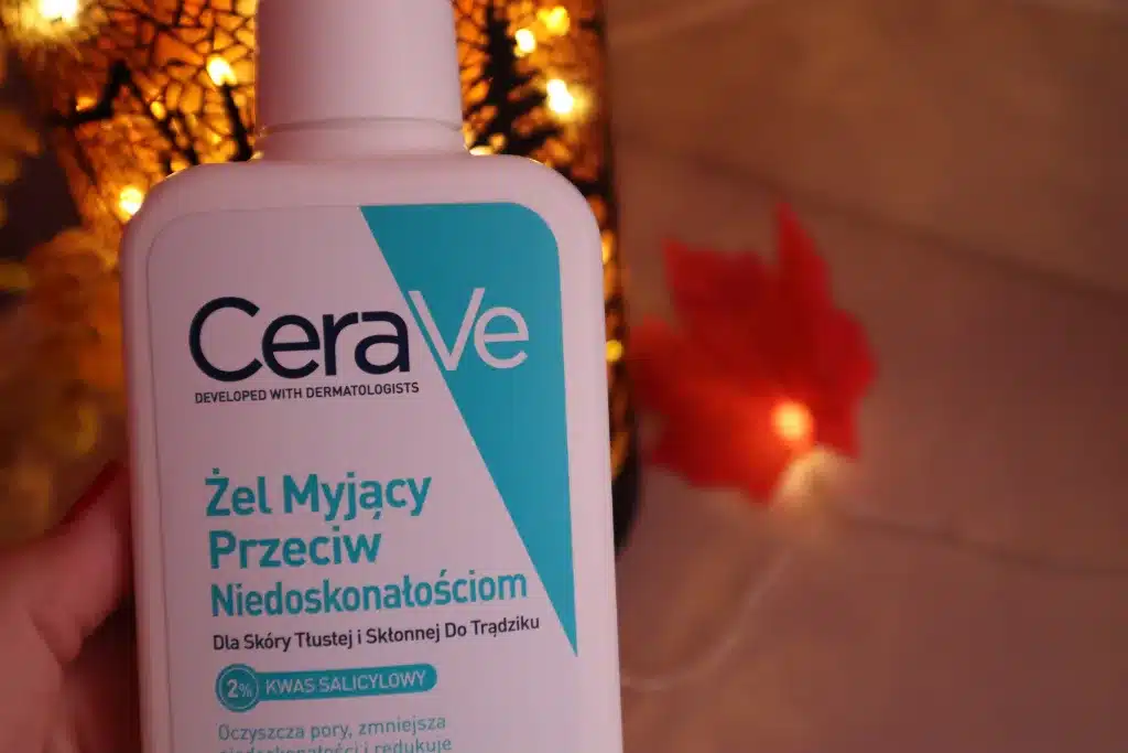 Żel do mycia twarzy przeciw niedoskonałościom CeraVe na tle jesiennych