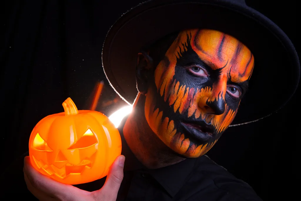 Męski makijaż na Halloween: czarno-pomarańczowy make-up