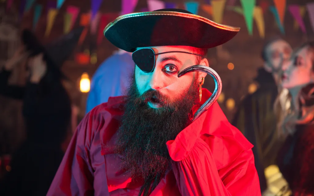 Mężczyzna w stroju pirata i makijażu na Halloween 