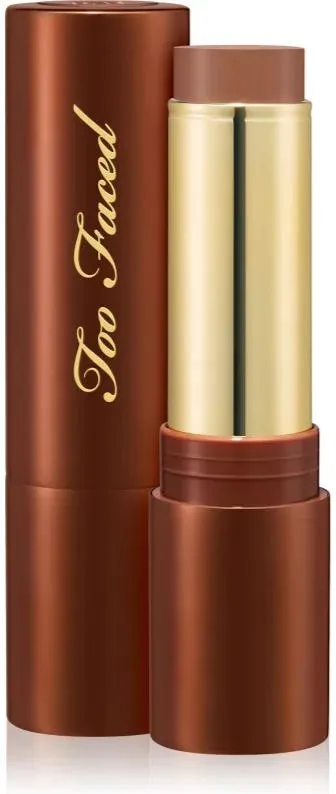 Brązowy sztyft do makijażu "Too Faced" stoi odsłonięty obok nasadki na białym tle.
