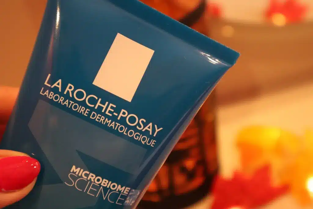 Zbliżenie na opakowanie żelu oczyszczającego Effaclar La Roche Posay