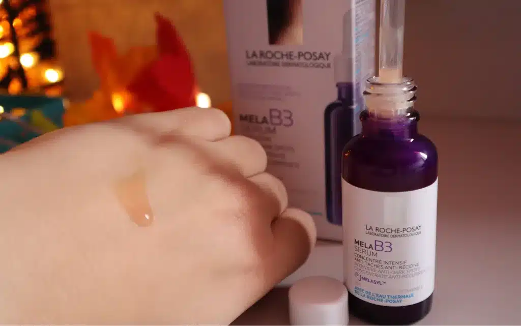 Konsystencja serum na przebarwienia La Roche Posay Mela B3 na kobiecej dłoni 