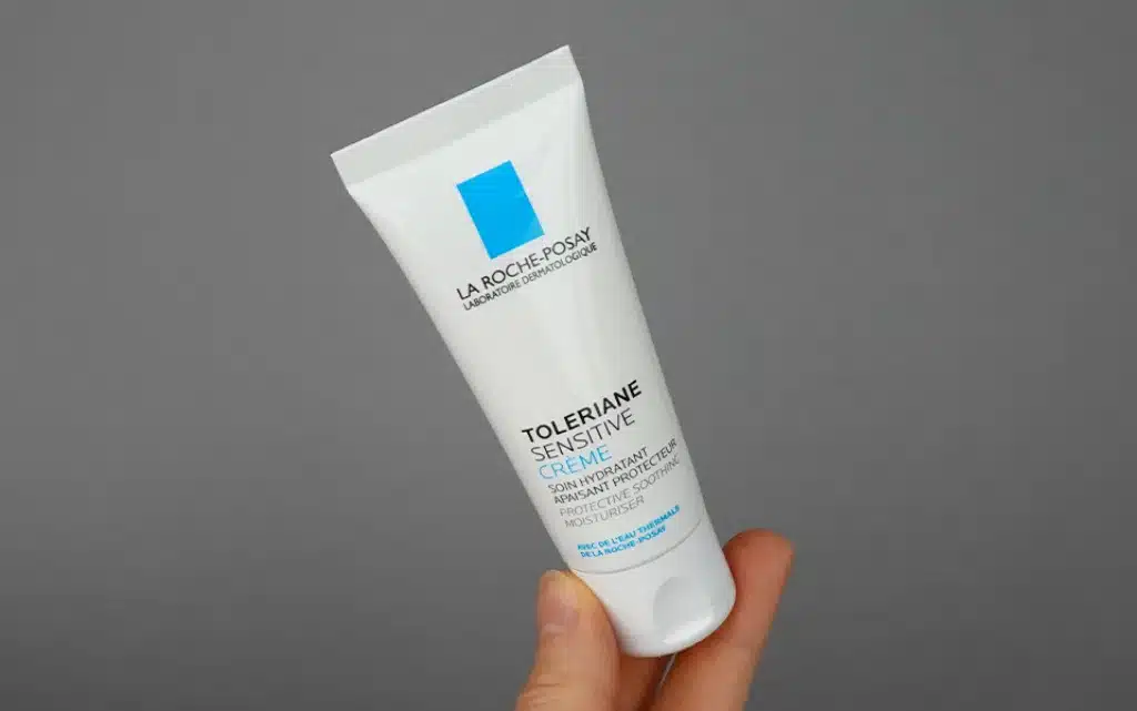  La Roche Posay Toleriane Sensitive w dłoni - zdjęcie.
