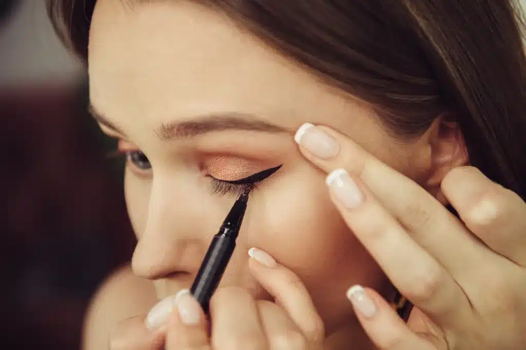 Rysowanie kreski eyelinerem w pisaku