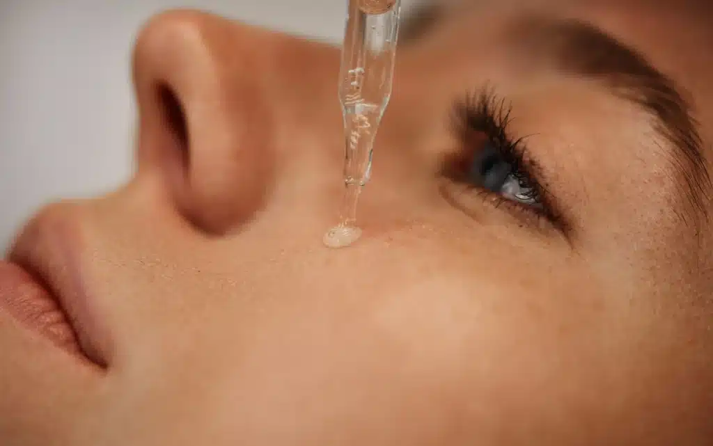 Serum z Melasylem aplikowane na skórę z przebawieniami 