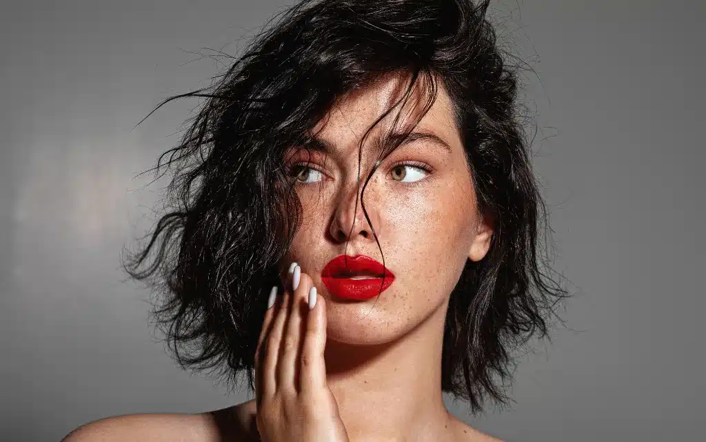 Czerwone usta jako jedyny akcent makijażu 