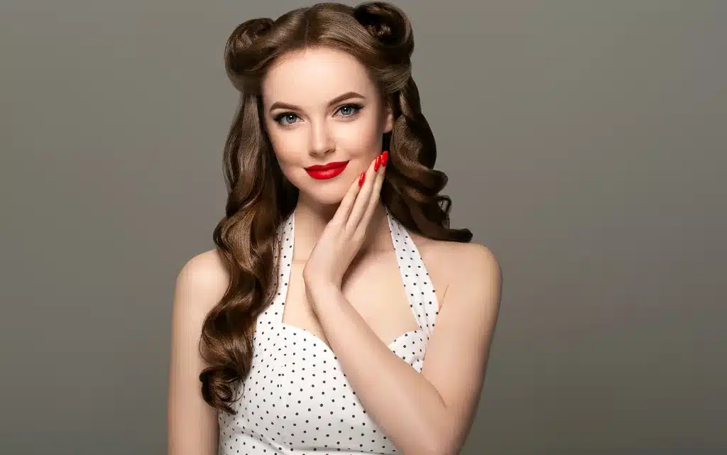 Czerwone usta świetnie wpisują się w styl pin up girl 