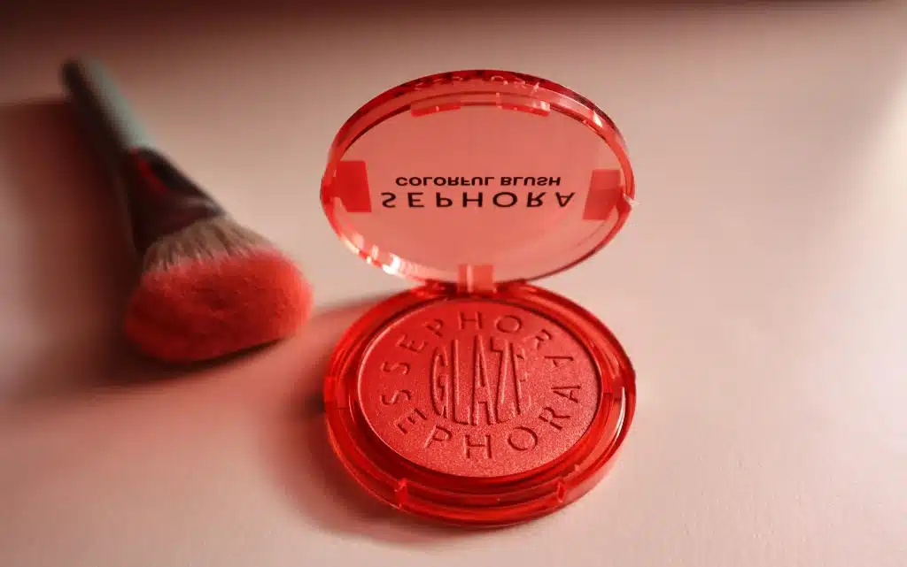 Otwarty Rozświetlający róż w pudrze Sephora Collection Colorful Blush 06 Tropical Dawn, obok pędzle do różu 