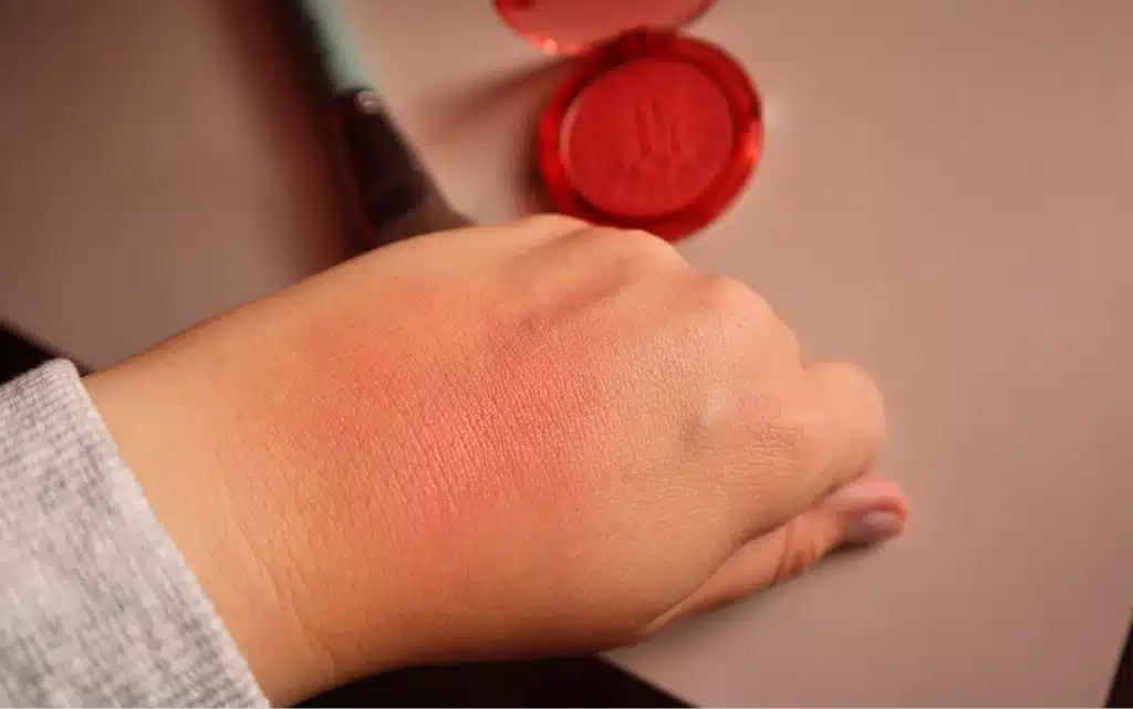 Próbka Rozświetlający róż w pudrze Sephora Collection Colorful Blush 06 Tropical Dawn  na dłoni