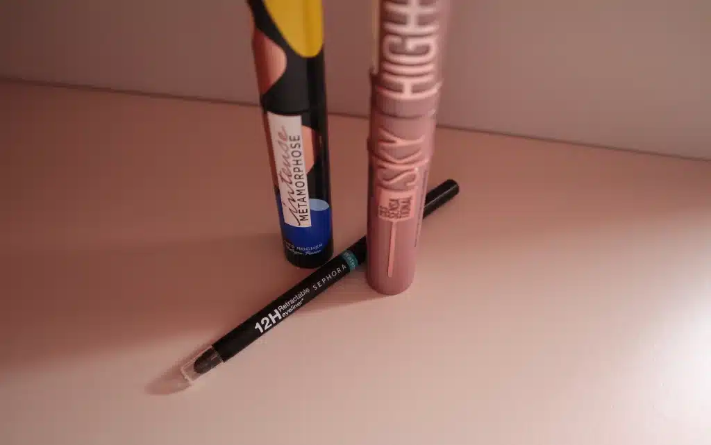 Kredka 3 w 1 do oczu Sephora Collection kolor 01 matte black, obok dwa tusze do rzęs 