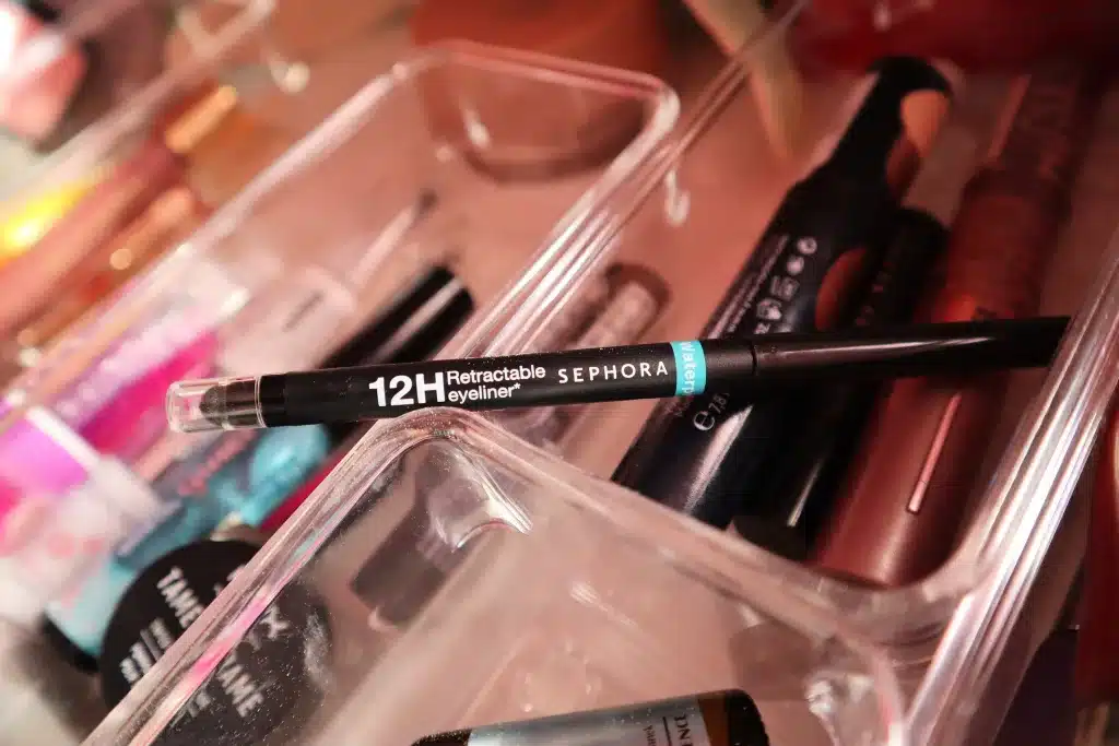 Kredka 3 w 1 do oczu Sephora Collection kolor 01 matte black na tle kosmetyków do makijażu