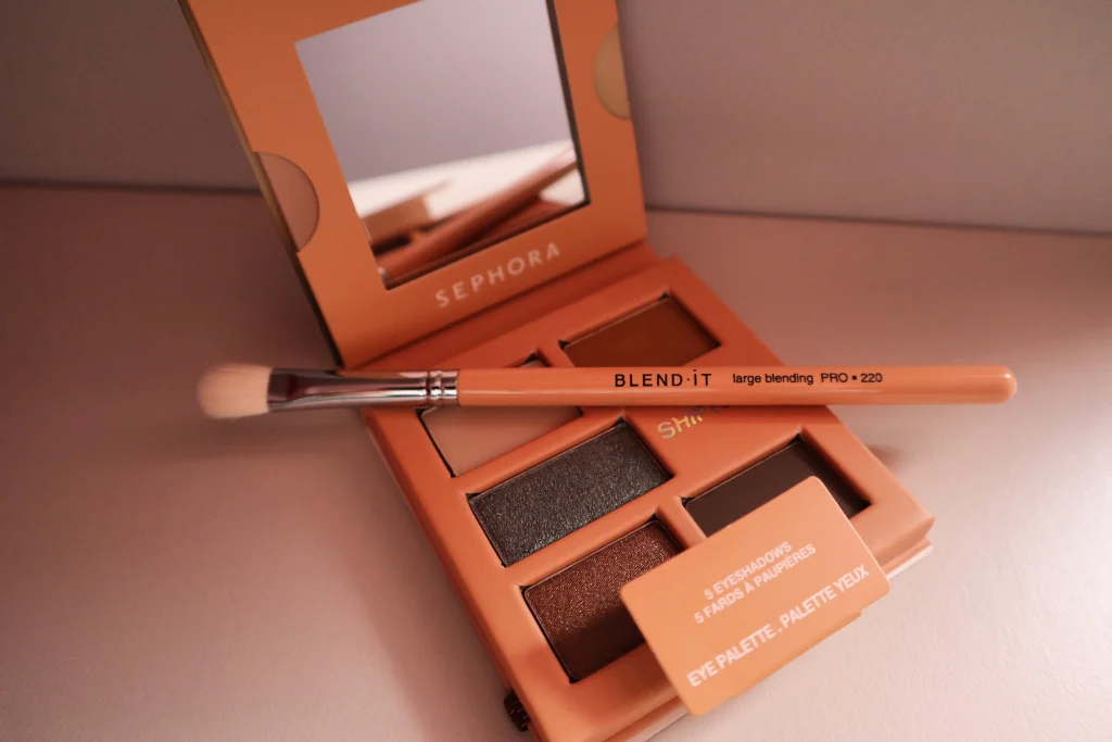 Otworzona paletka do cieni Sephora Collection Color Shifter Strange Botanicals w opcji Strange red Poppy, na niej pędzel do oczu Blend it 220