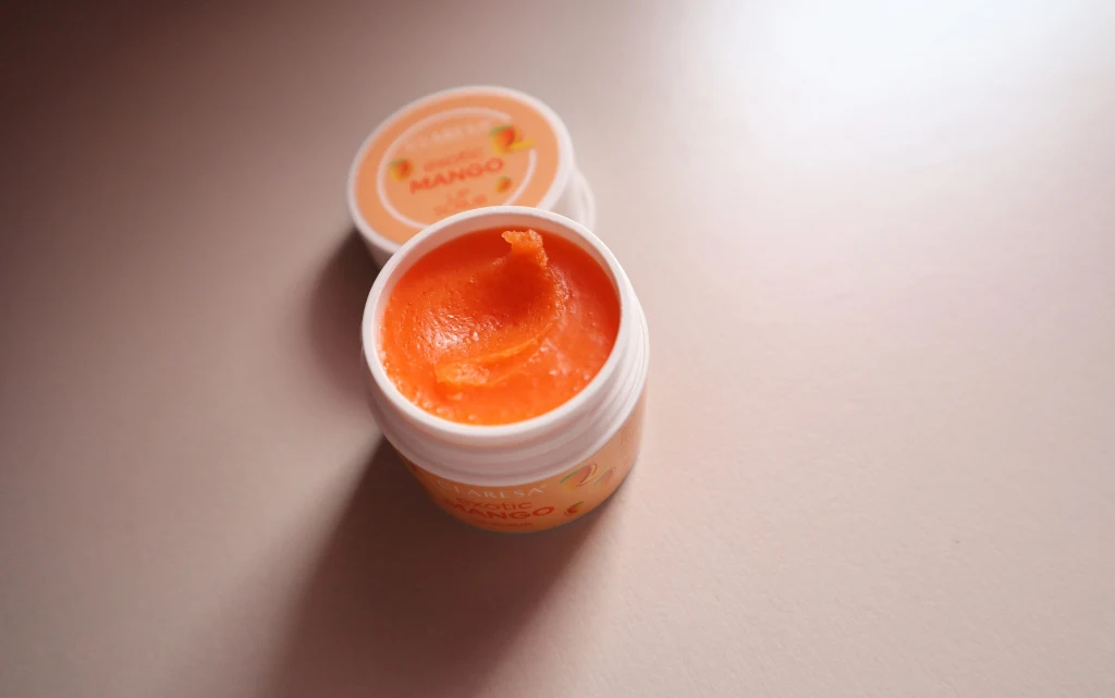 Otworzone opakowanie peelingu do ust  Claresa exotic mango 