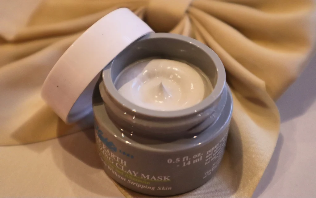 Otworzone opakowanie maseczki oczyszczającej pory Kiehl's Rare Earth Deep Pore Cleansing Mask  