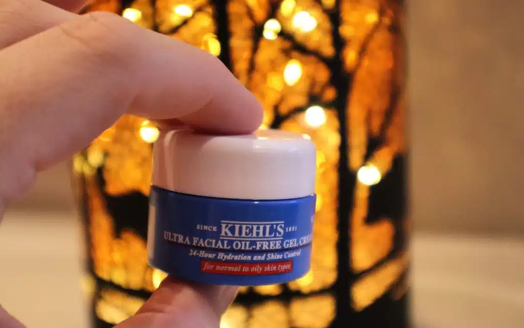 Krem do twarzy tłustej Kiehl’s Ultra Facial Oil Free Gel Cream  na tle świecącej dekoracyjnej lampki 