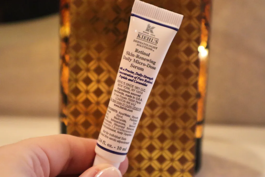 Kobieca dłoń trzyma serum z retinolem Kiehl’s Retinol Skin-Renewing Daily Micro-Dose Serum
