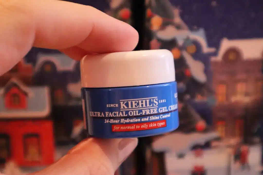 Kobieca dłoń trzymająca krem do twarzy tłustej i normalnej Kiehl’s Ultra Facial Oil Free Gel Cream
