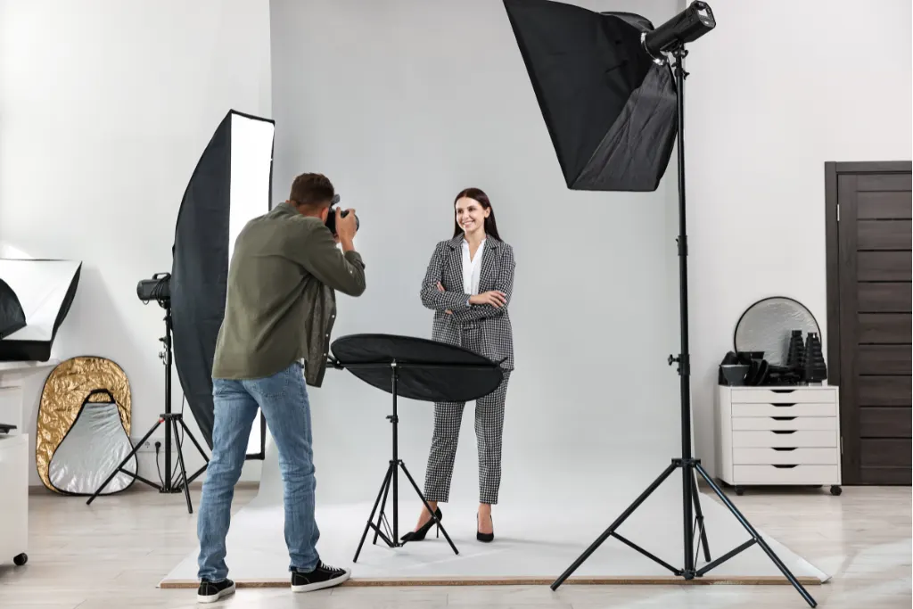 Kobieta w stroju biznesowym w trakcie sesji biznesowej z fotografem