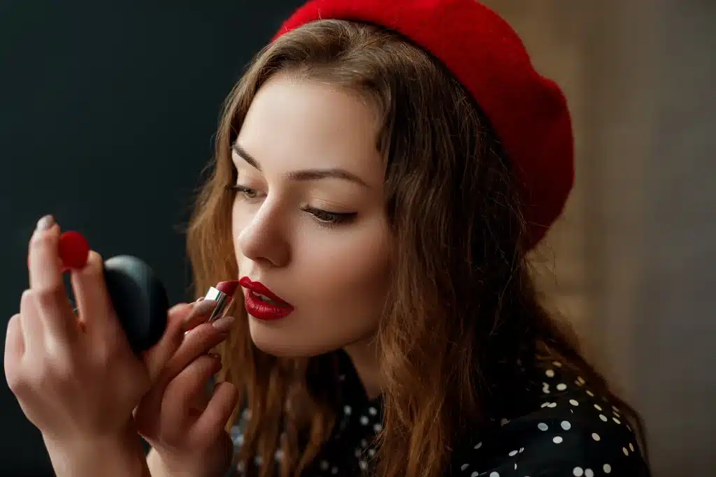 Młoda kobieta wykonuje makijaż w stylu Parisian Chic