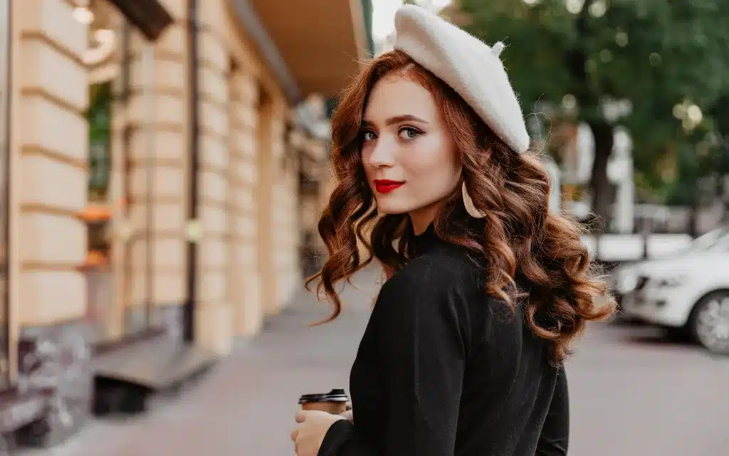 Dziewczyna w stylizacji paryskiej, z makijażem Parisian Chic, w berecie 