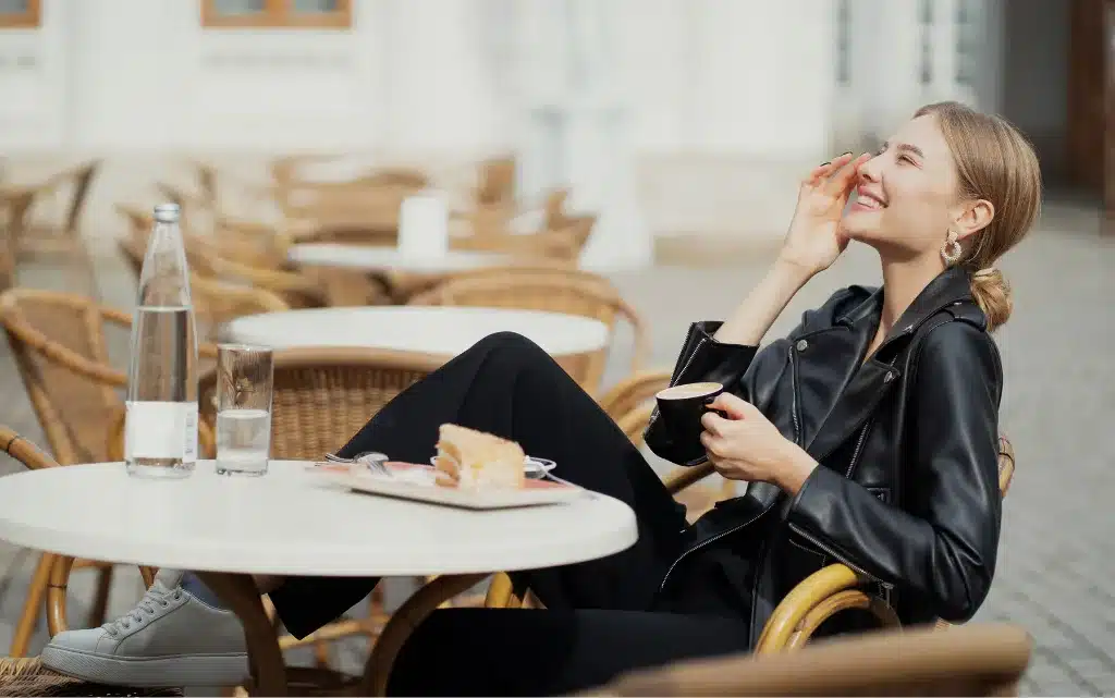 Młoda blondynka w lekkim makijażu Parisian Chic 