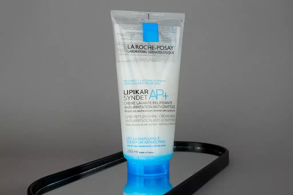 La Roche-Posay Lipikar Syndet AP+ stojący na lustrzanej powierzchni - tytułowa.