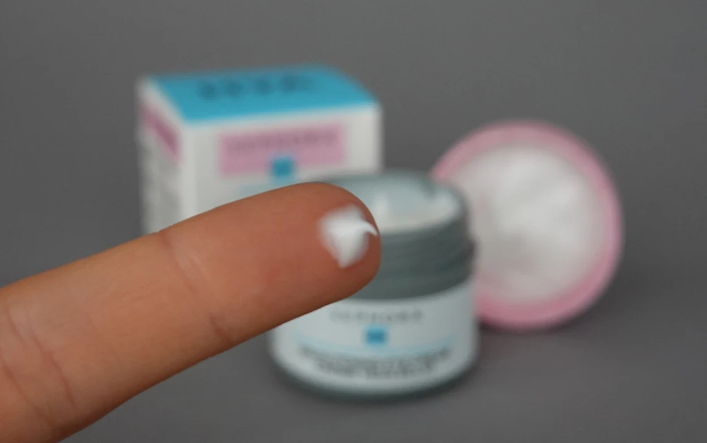  SEPHORA COLLECTION Brightening Eye Cream na palcu - tytułowa.