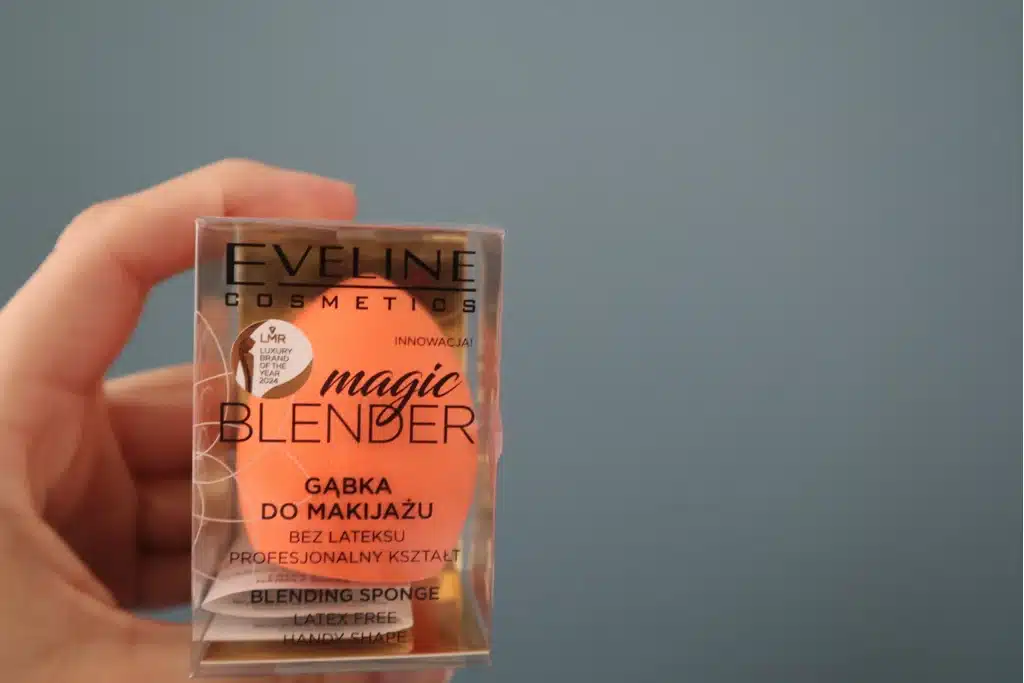 Kobieca dłoń trzymagąbkę do makijażu Magic Blende Eveline Cosmetics