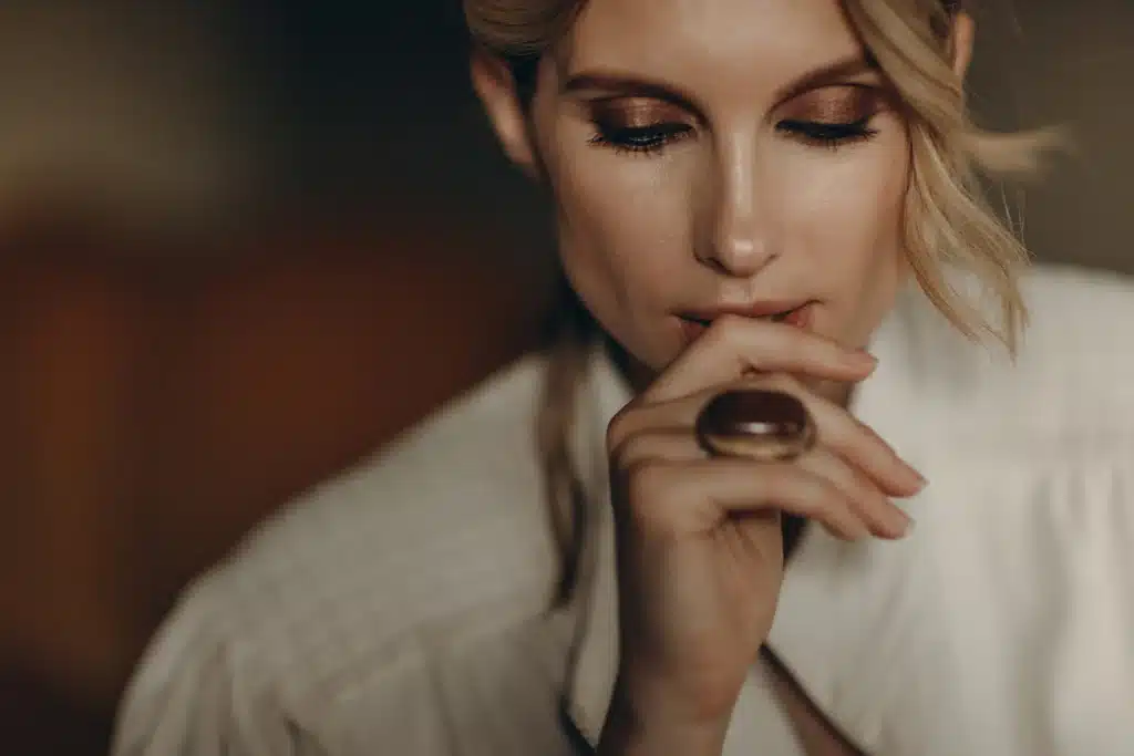Blondynka ze starannie wykonanym makijażem oczu w odcieniach brązu i złota