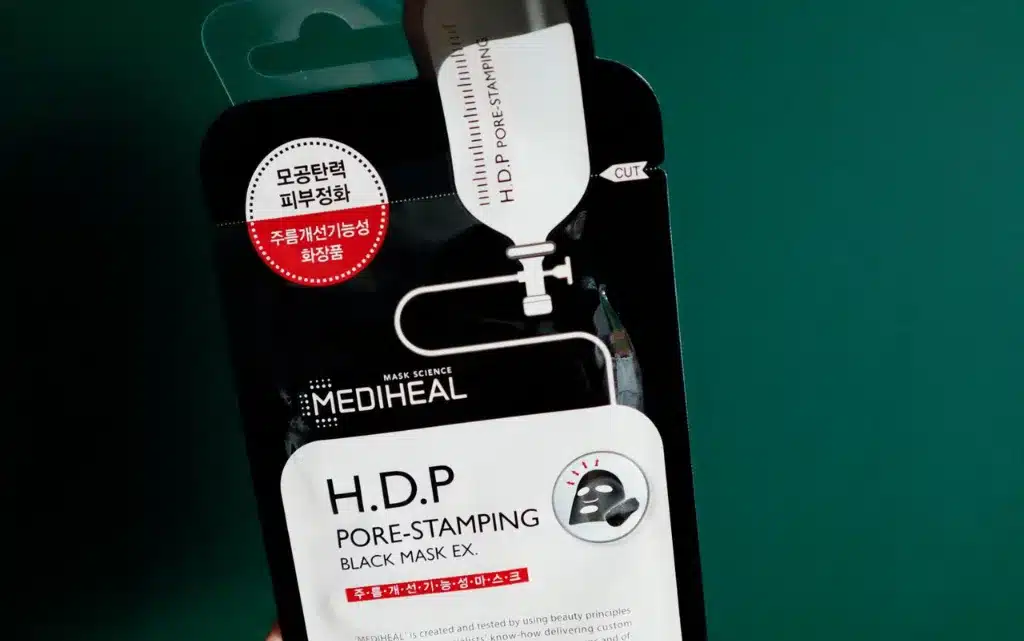 MEDIHEAL Czarna maska w płachcie oczyszczająco-napinająca  na zielonym tle