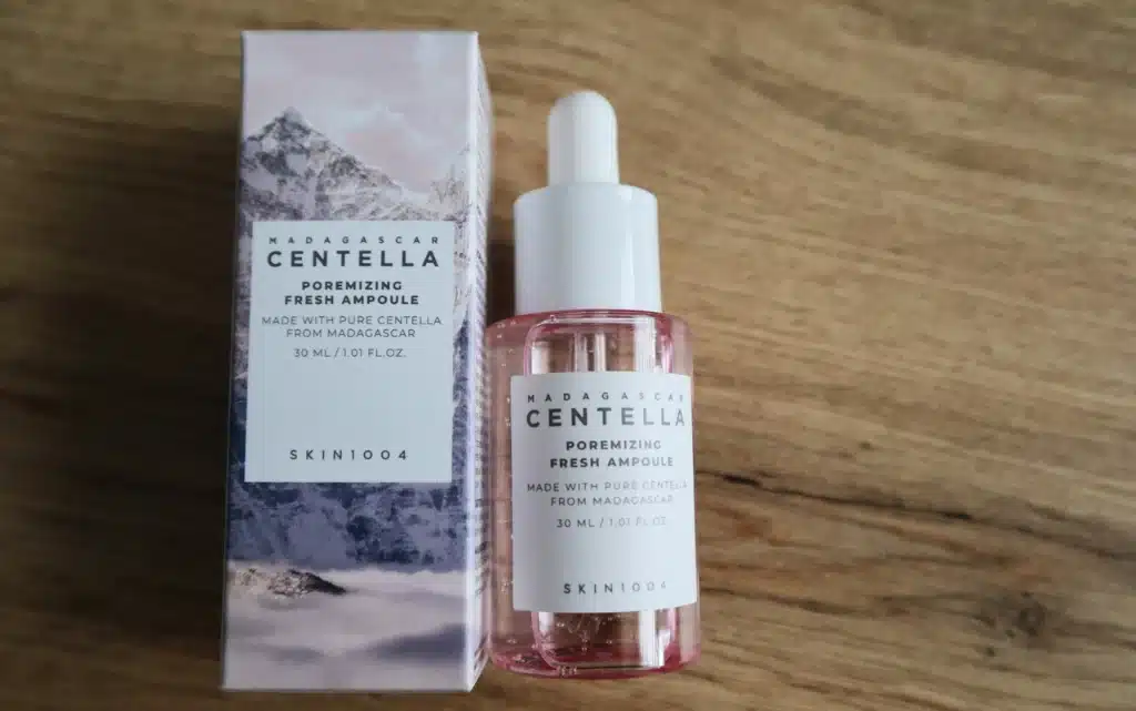 Koreańskie serum do zmniejszenia porów Skin1004 na brązowym tle 