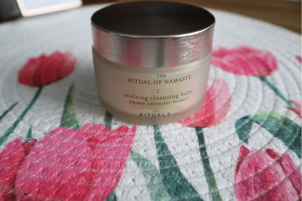 Szklane opakowanie Rituals Namaste Melting Cleansing Balm na wiosennej podkładce