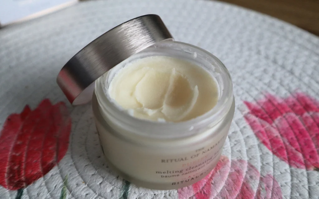 Otworzone opakowanie Rituals Namaste Melting Cleansing Balm na wiosennej podkładce