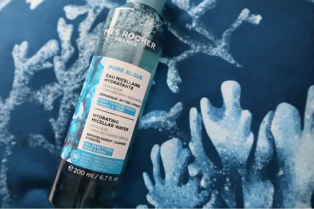 Płyn miceralny Yves Rocher Pure Algue na tle niebieskiej poduszki