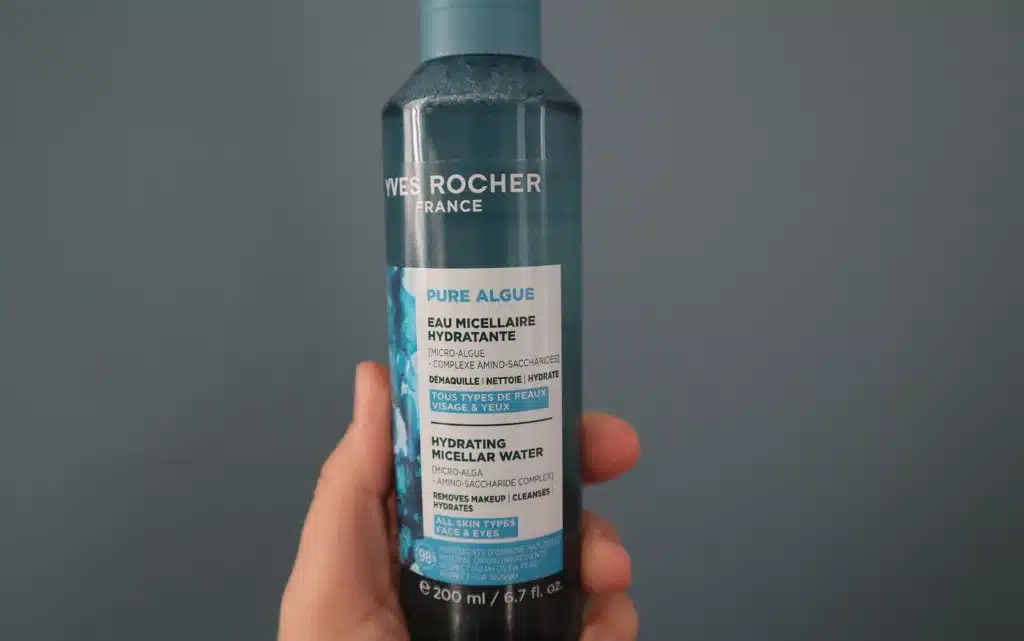 Kobieca dłoń trzyma płyn mcieralny Yves Rocher Pure Algue  