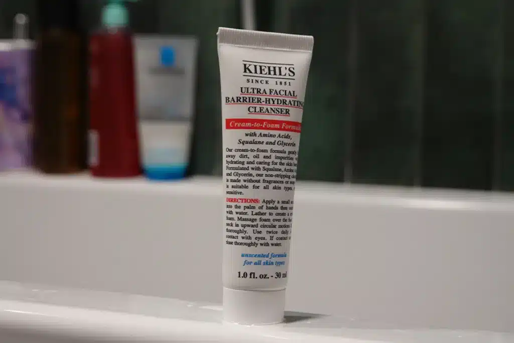 Kiehl’s Ultra Facial Barrier-Hydrating Cleanser stojąca na wannie - tytułowa.