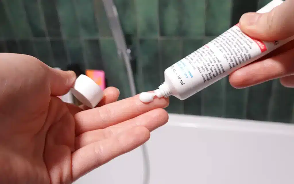 Wyciskanie na dłoń Kiehl’s Ultra Facial Barrier-Hydrating Cleanser 