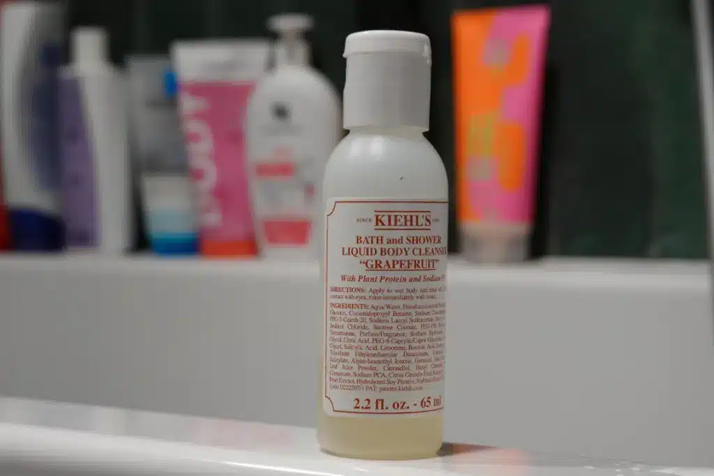 Bath and Shower Liquid Body Cleanser na wannie w łazience - tytułowa.