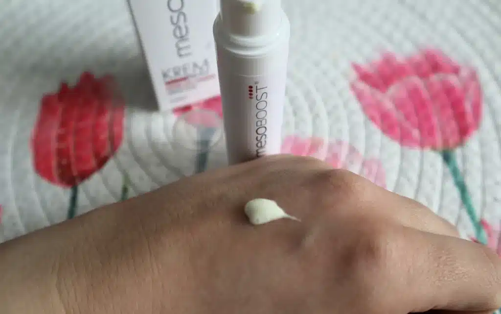 Krem pod oczy z retinolem 0,5% mesoBoost na kobiecej dłoni, aplikacja kremu i wygląd