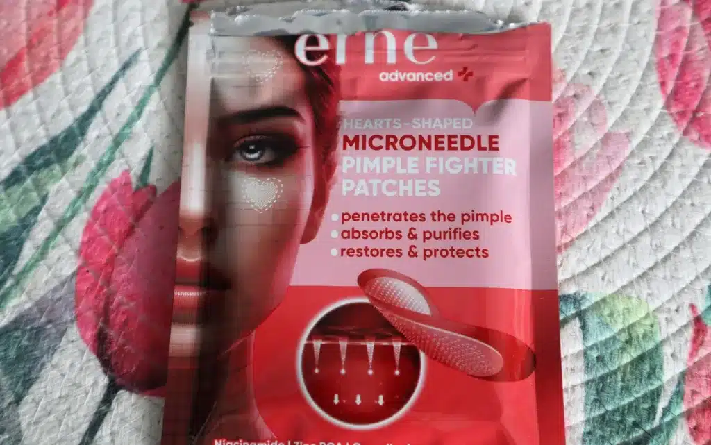 ERNE Advanced Microneedle plastry na wypryski serca na tle dekoracyjnej podkładki