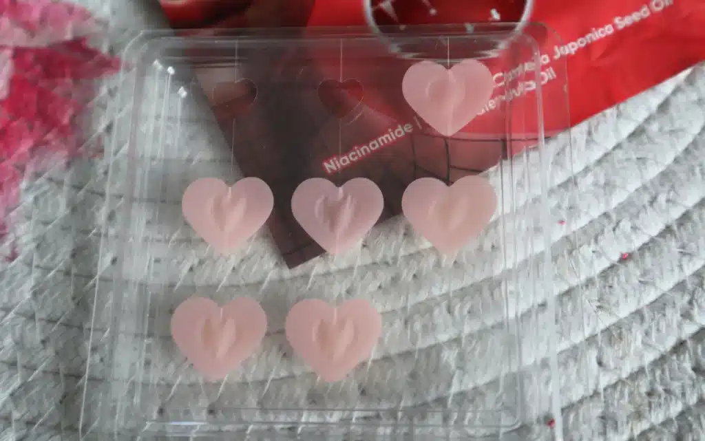 Zbliżenie na plastry na wypryski serca ERNE Advanced Microneedle 