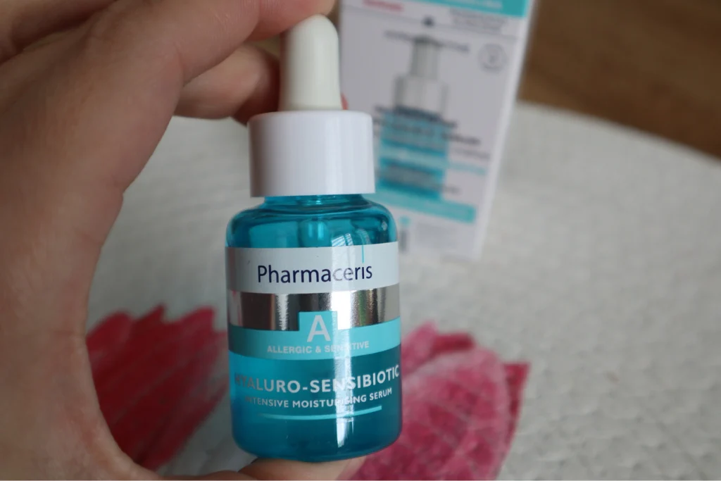 Serum nawilżające Pharmaceris A Hyaluro-Sensibiotic trzymane w kobiecej dłoni