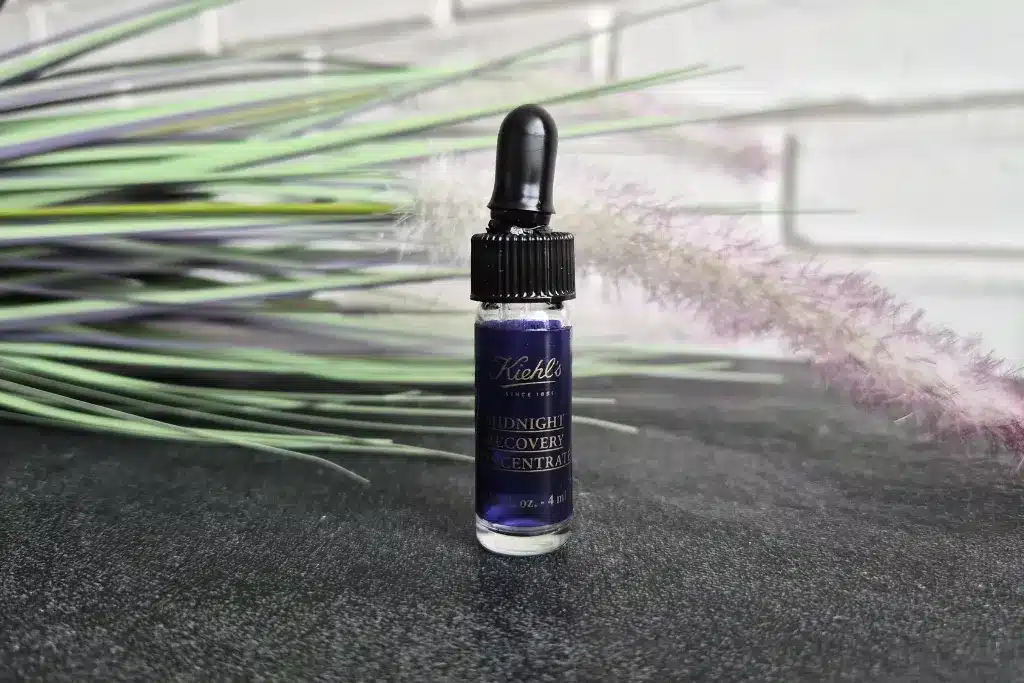 serum na noc Kiehl's Midnight Recovery Concentrate