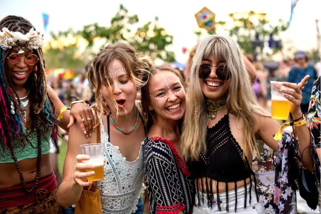 Grono przyjaciół na festiwalu muzycznym