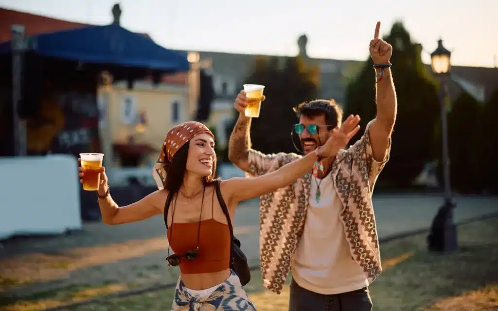 Para młodych ludzi na festiwalu muzycznym podczas tańczenia 