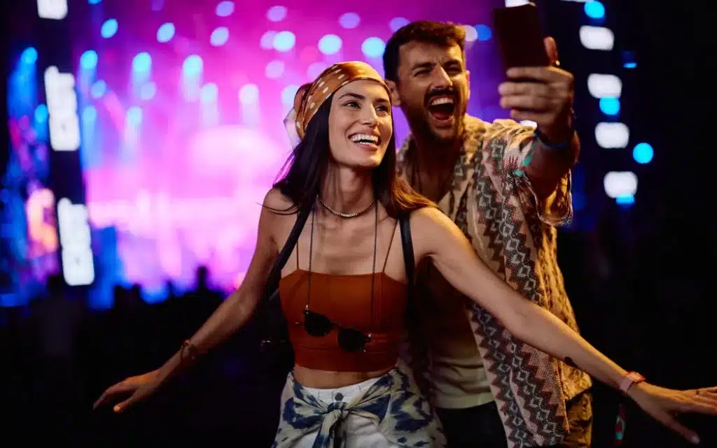Para na festiwalu muzycznym robi sobie selfie 