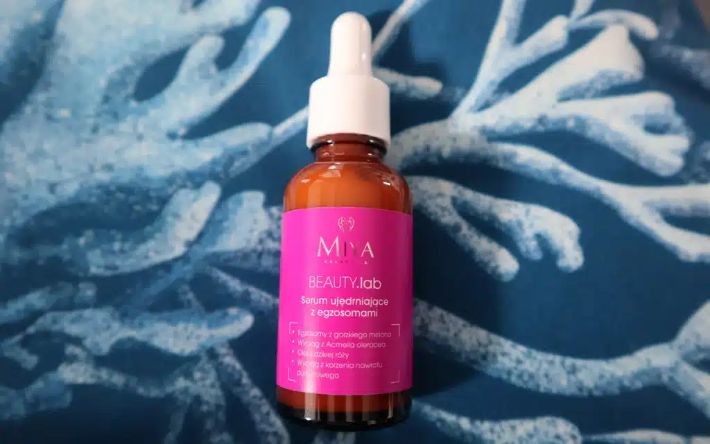 serum ujędrniające z egzosomami Miya Cosmetics BEAUTY.lab  na tle niebieskiej poduszki