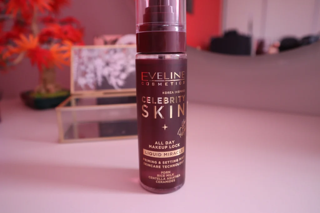 Mgiełka do makijażu Eveline Celebrity Skin stojąca na toaletce 