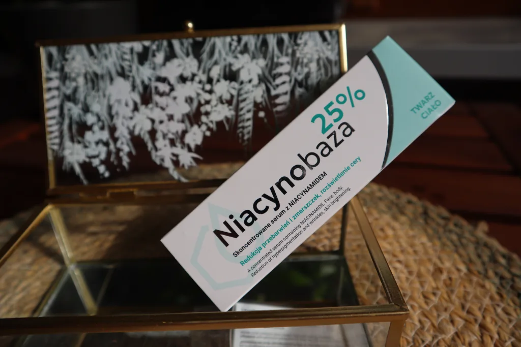 Opakowanie Niacynobazy 25% na tle szkatułki dekoracyjnej